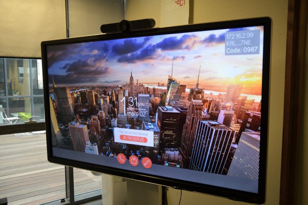 L'image représente "Nous avons testé la caméra pour conférence Logitech MeetUp – et nous l’avons vraiment aimée !" par Wipple - Vous allez aimer vos salles de réunion.