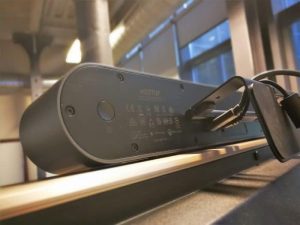 L'image représente "Nous avons testé la caméra pour conférence Logitech MeetUp – et nous l’avons vraiment aimée !" par Wipple - Vous allez aimer vos salles de réunion.