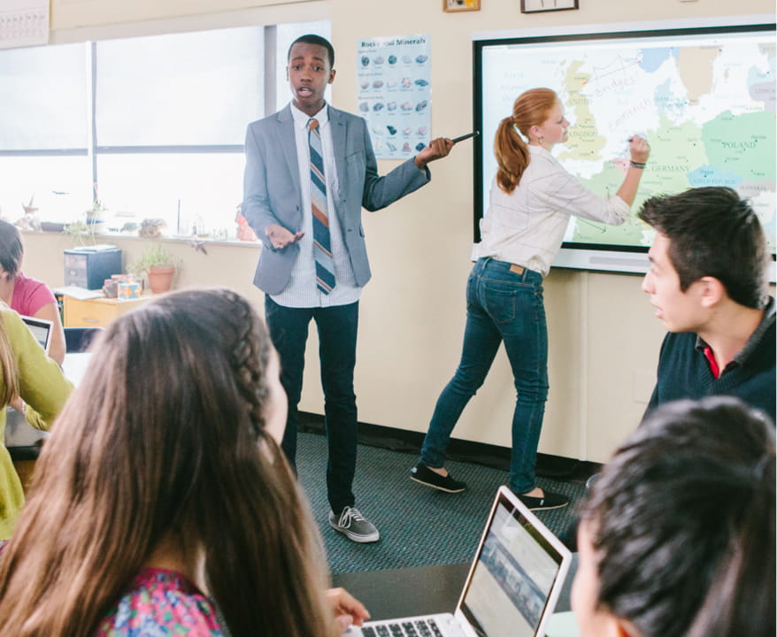 L'image représente "Salle de formation hybride : comment l’équiper ?" par Wipple - Vous allez aimer vos salles de réunion.