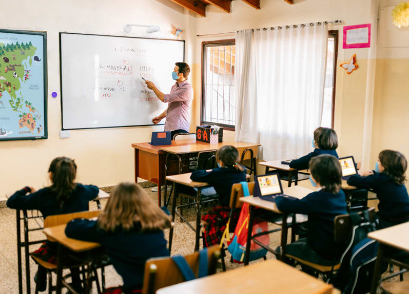 L'image représente "Salle de formation hybride : comment l’équiper ?" par Wipple - Vous allez aimer vos salles de réunion.