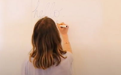 Nous avons testé la caméra Tableau Blanc Logitech SCRIBE 2 cheveux bruns - Coiffure