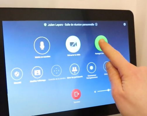 Nous avons testé la caméra Tableau Blanc Logitech SCRIBE 5 L'image représente "Nous avons testé la caméra Tableau Blanc Logitech SCRIBE" par Wipple - Vous allez aimer vos salles de réunion.