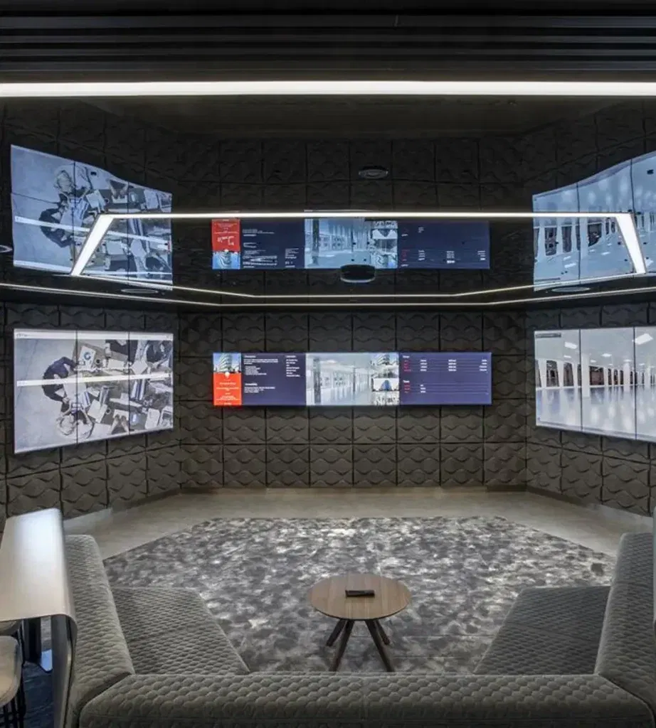 L'image représente "Des salles de décision connectées : JLL accélère la recherche de bureaux avec la solution Mezzanine" par Wipple - Vous allez aimer vos salles de réunion.