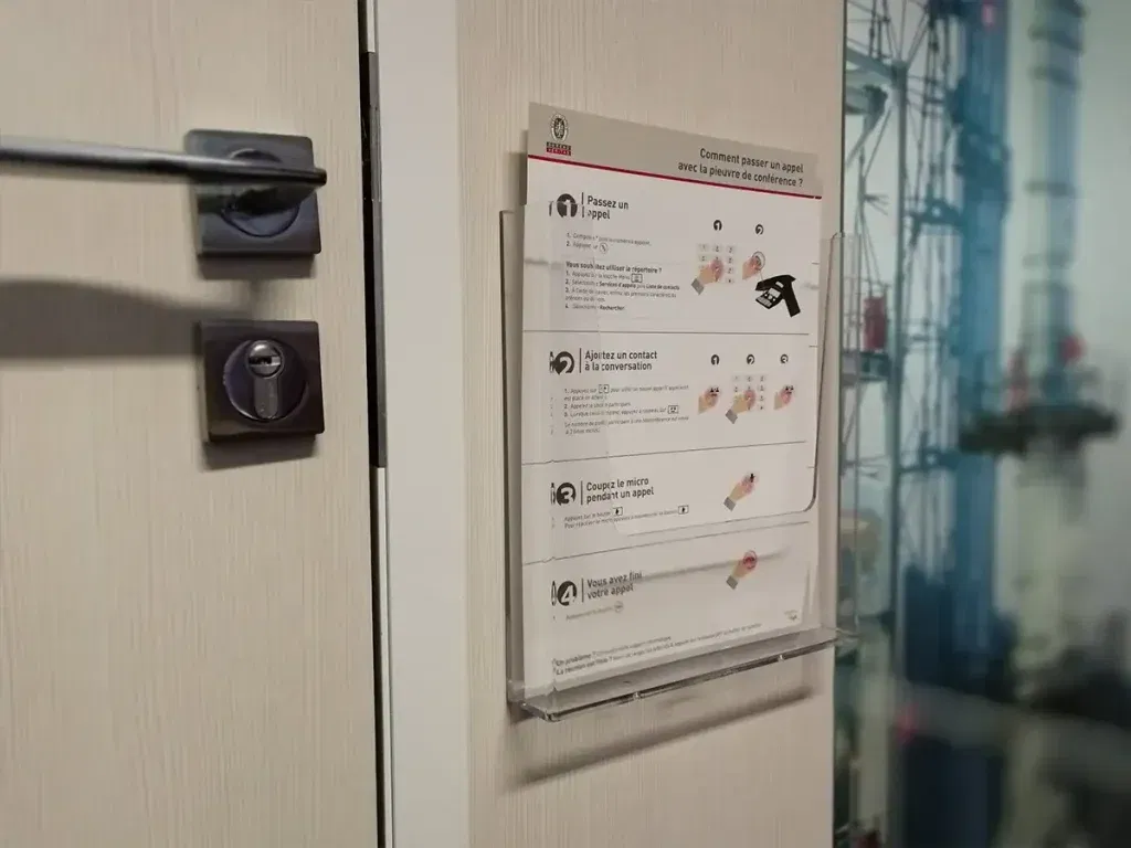 L'image représente "Bureau Veritas : Une intégration audiovisuelle complète pour le siège du Triangle de l’Arche" par Wipple - Vous allez aimer vos salles de réunion.