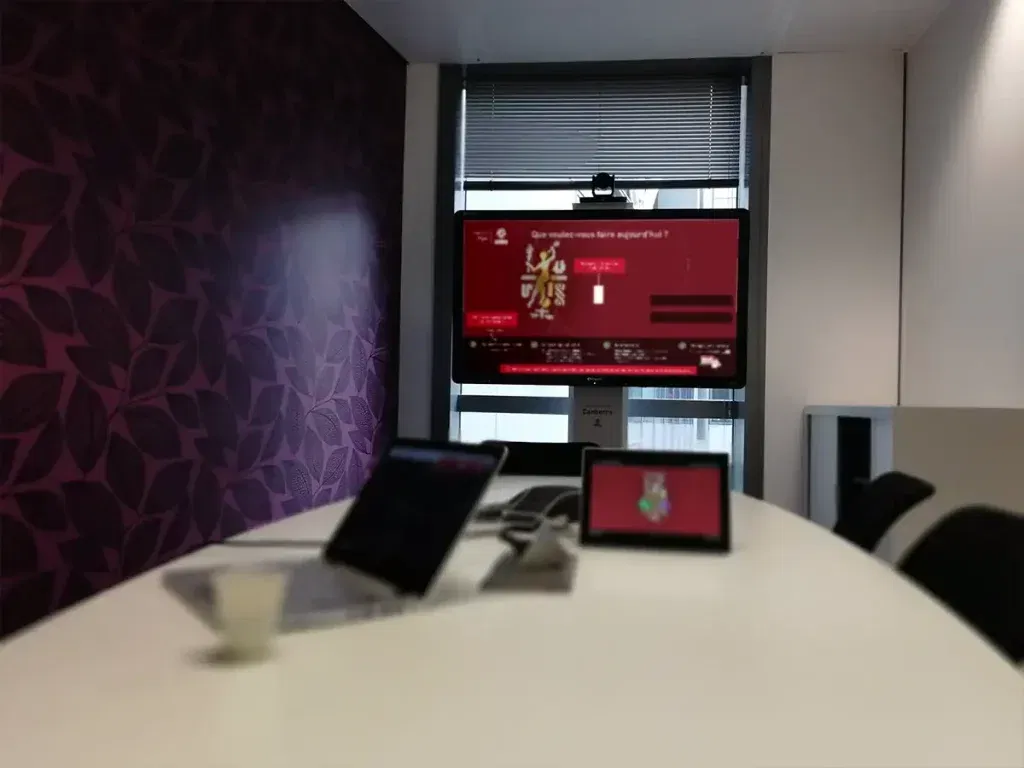 L'image représente "Bureau Veritas : Une intégration audiovisuelle complète pour le siège du Triangle de l’Arche" par Wipple - Vous allez aimer vos salles de réunion.