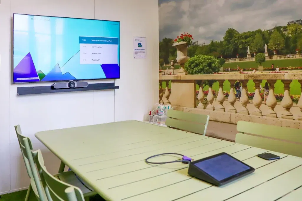 L'image représente "Projet d’intégration audiovisuelle Google Meet Hardware chez Theodo" par Wipple - Vous allez aimer vos salles de réunion.