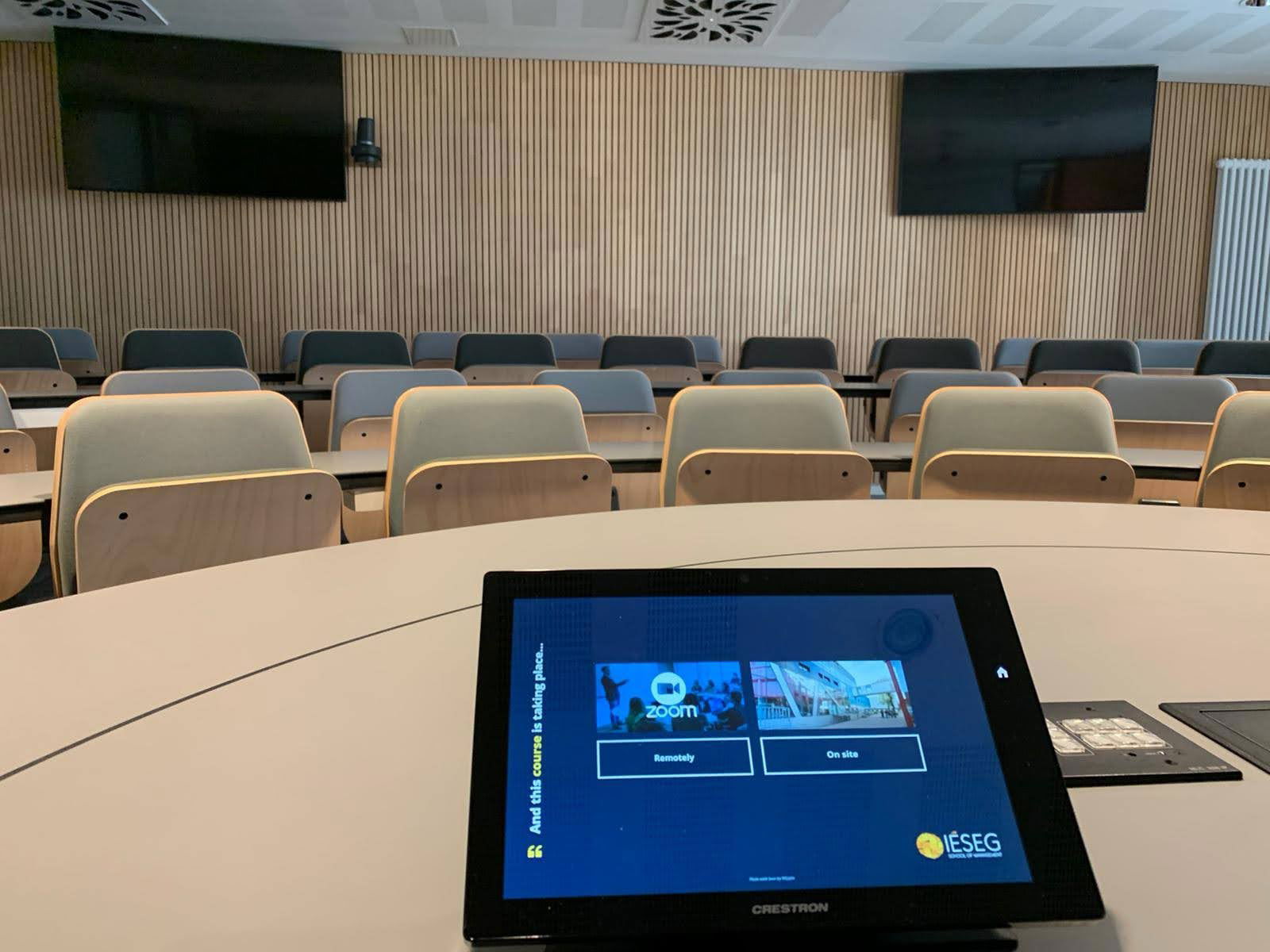 L'image représente "L’IESEG modernise son enseignement avec des solutions hybrides intégrées par Wipple" par Wipple - Vous allez aimer vos salles de réunion.