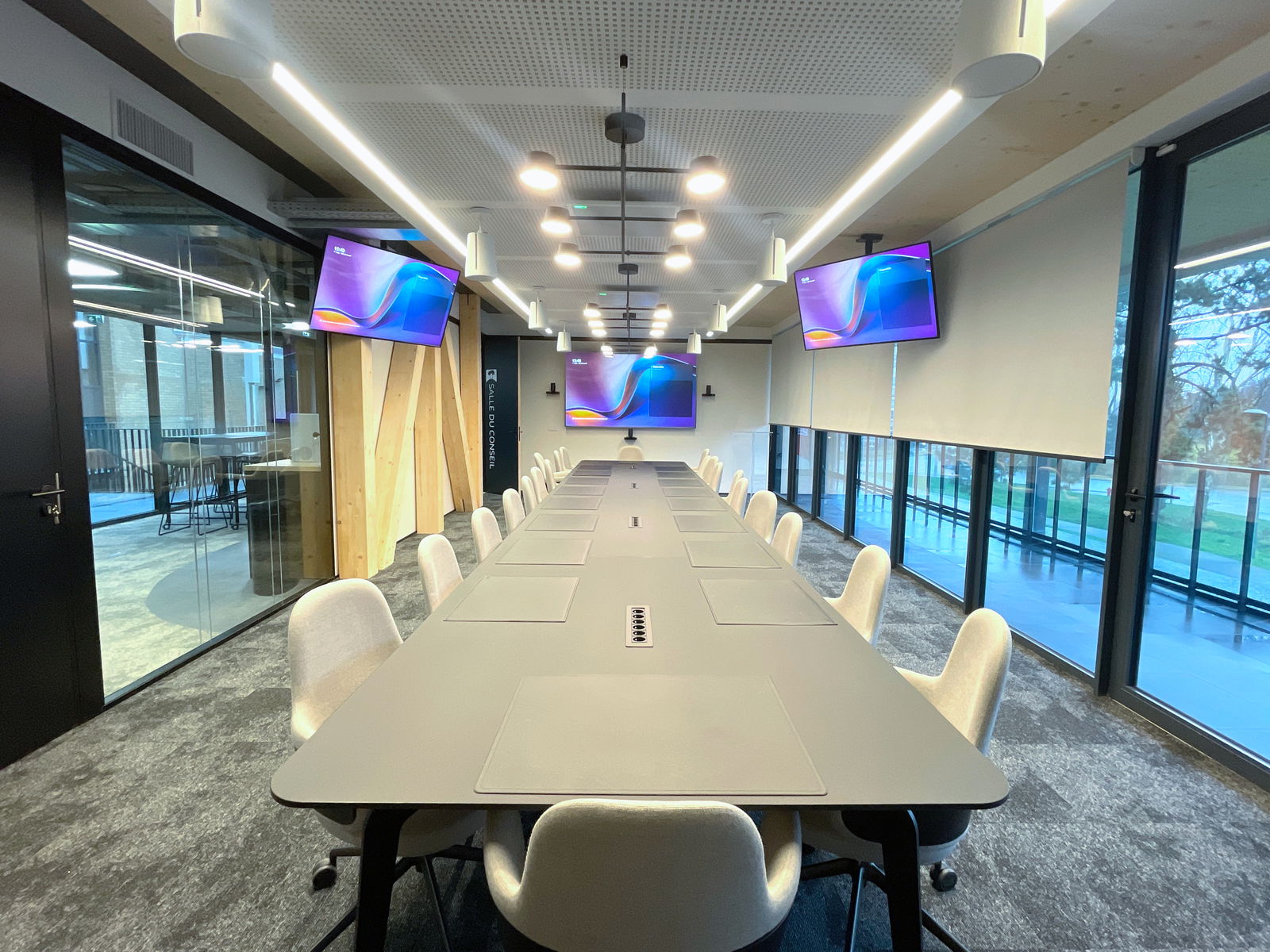 L'image représente "Habitat du Nord équipe sa salle du conseil avec des solutions technologiques de pointe" par Wipple - Vous allez aimer vos salles de réunion.