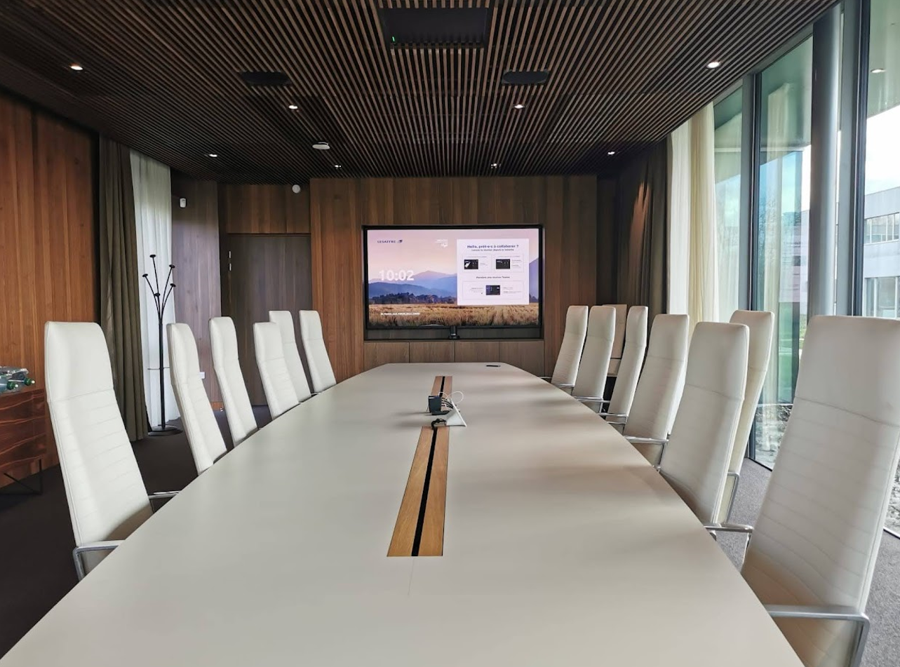 L'image représente "Une salle de conseil connectée et performante pour Lesaffre avec Microsoft Teams Room" par Wipple - Vous allez aimer vos salles de réunion.