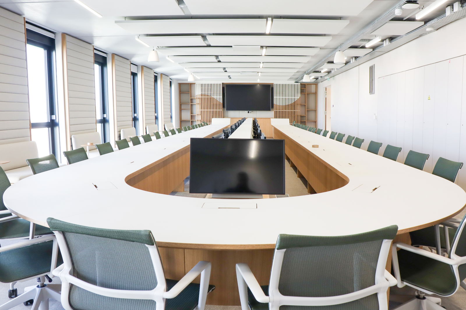 L'image représente "Une salle du conseil à la pointe de la technologie pour le Groupe VYV" par Wipple - Vous allez aimer vos salles de réunion.