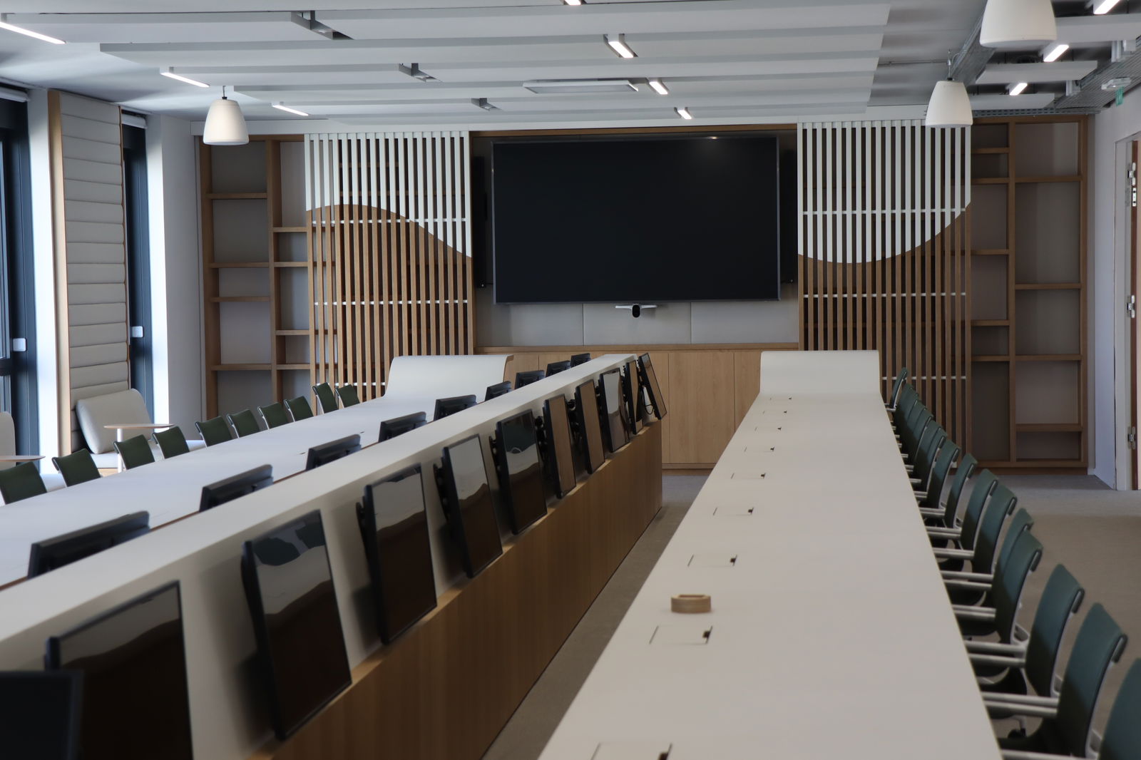 L'image représente "Une salle du conseil à la pointe de la technologie pour le Groupe VYV" par Wipple - Vous allez aimer vos salles de réunion.