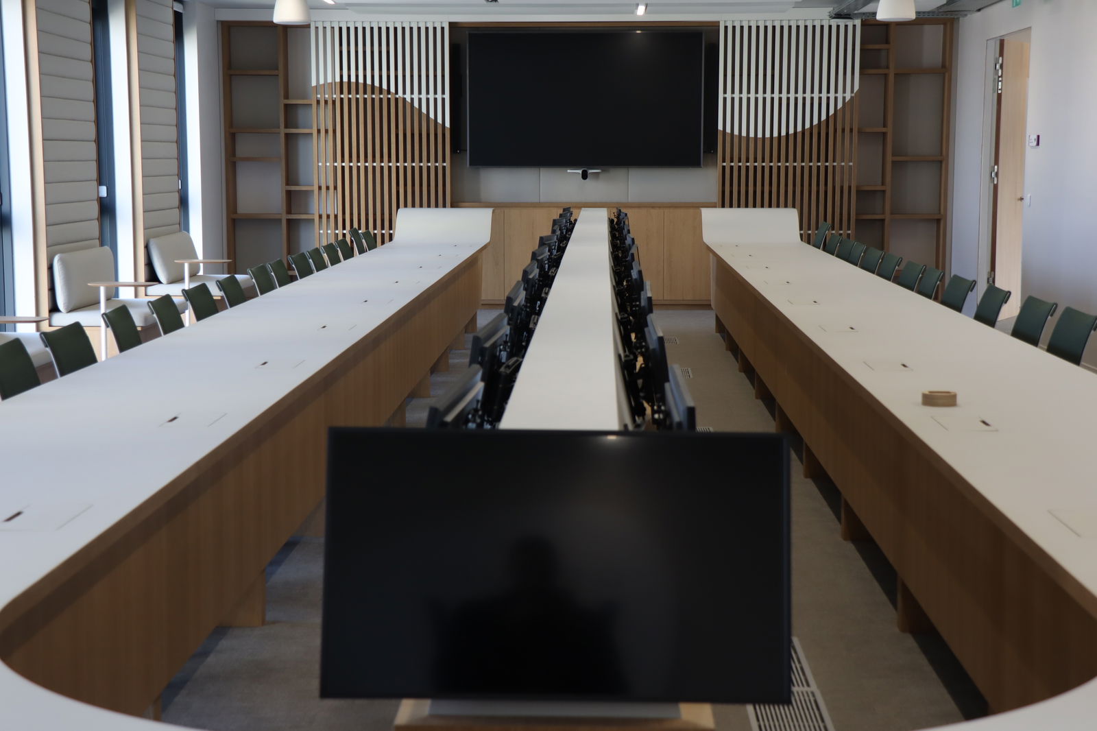 L'image représente "Une salle du conseil à la pointe de la technologie pour le Groupe VYV" par Wipple - Vous allez aimer vos salles de réunion.