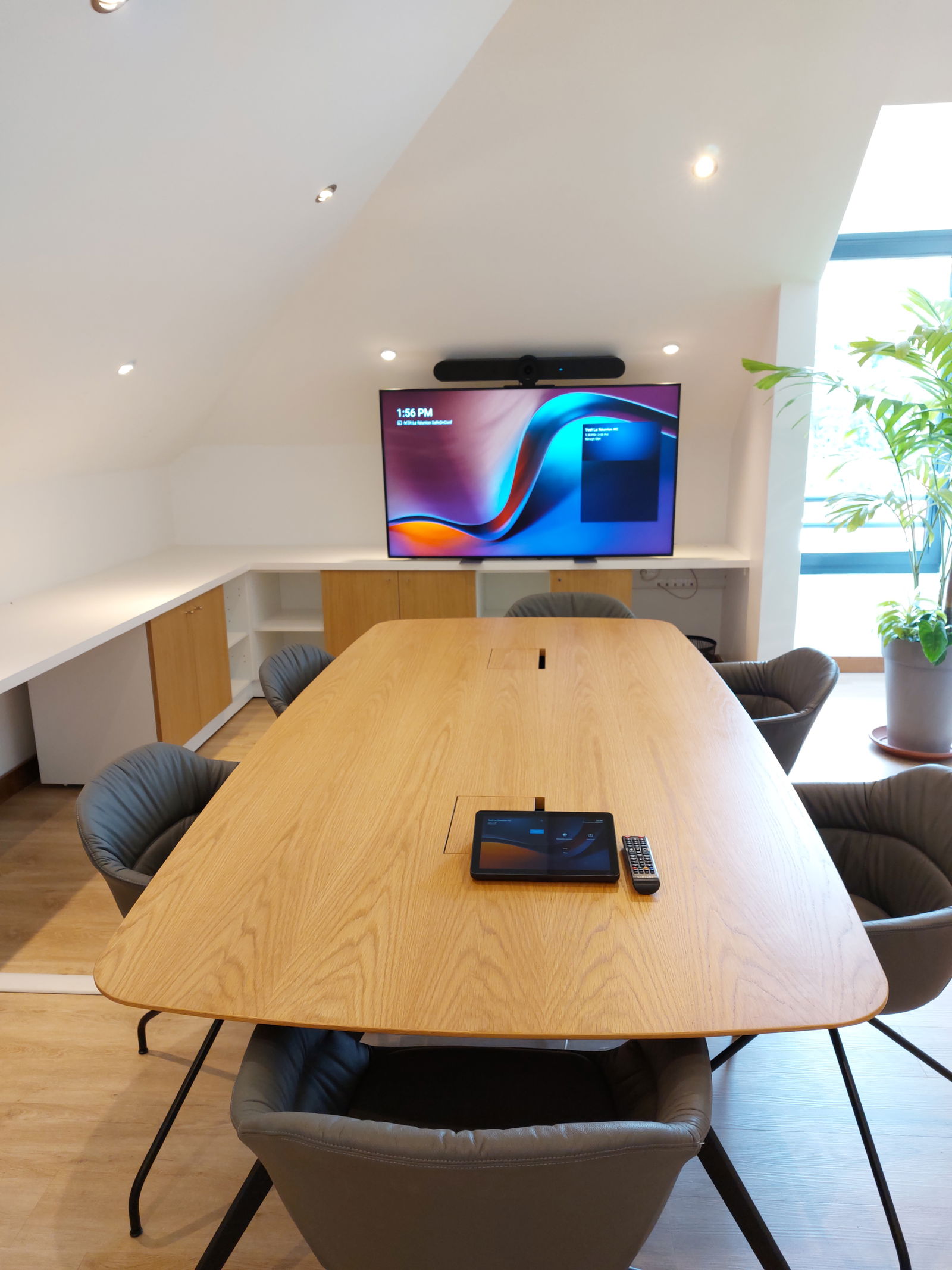 L'image représente "Delubac Banque modernise ses salles de réunion avec des solutions Microsoft Teams" par Wipple - Vous allez aimer vos salles de réunion.