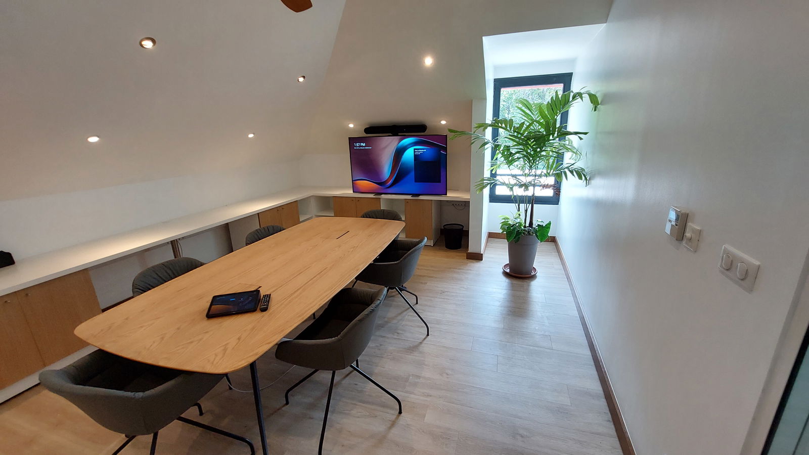 L'image représente "Delubac Banque modernise ses salles de réunion avec des solutions Microsoft Teams" par Wipple - Vous allez aimer vos salles de réunion.