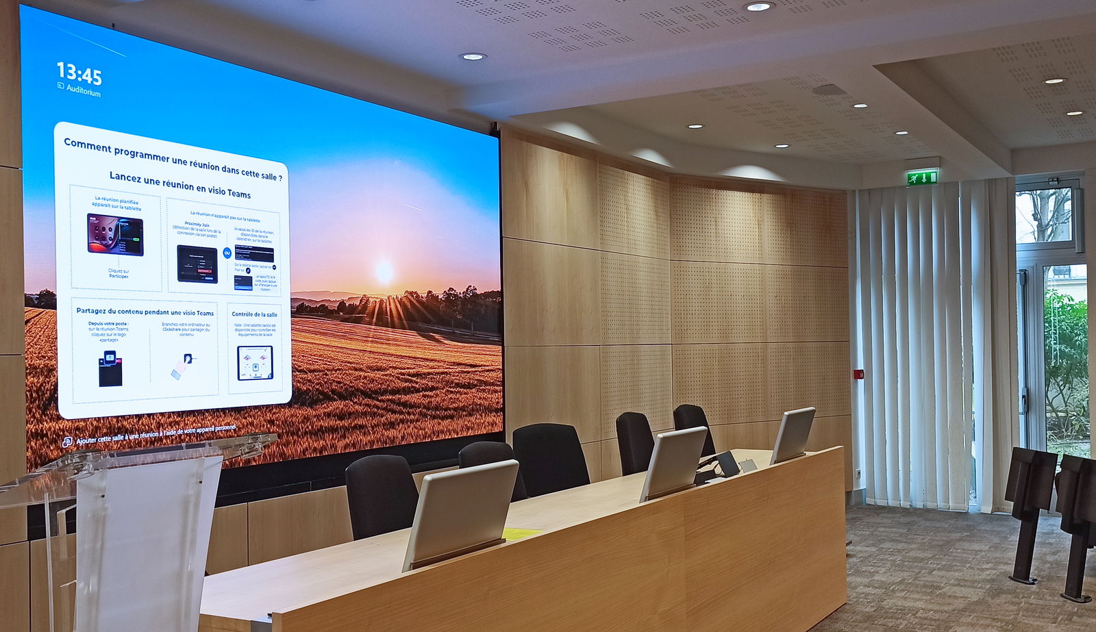 L'image représente "Un auditorium de 80 places repensé pour des réunions modernes et collaboratives" par Wipple - Vous allez aimer vos salles de réunion.