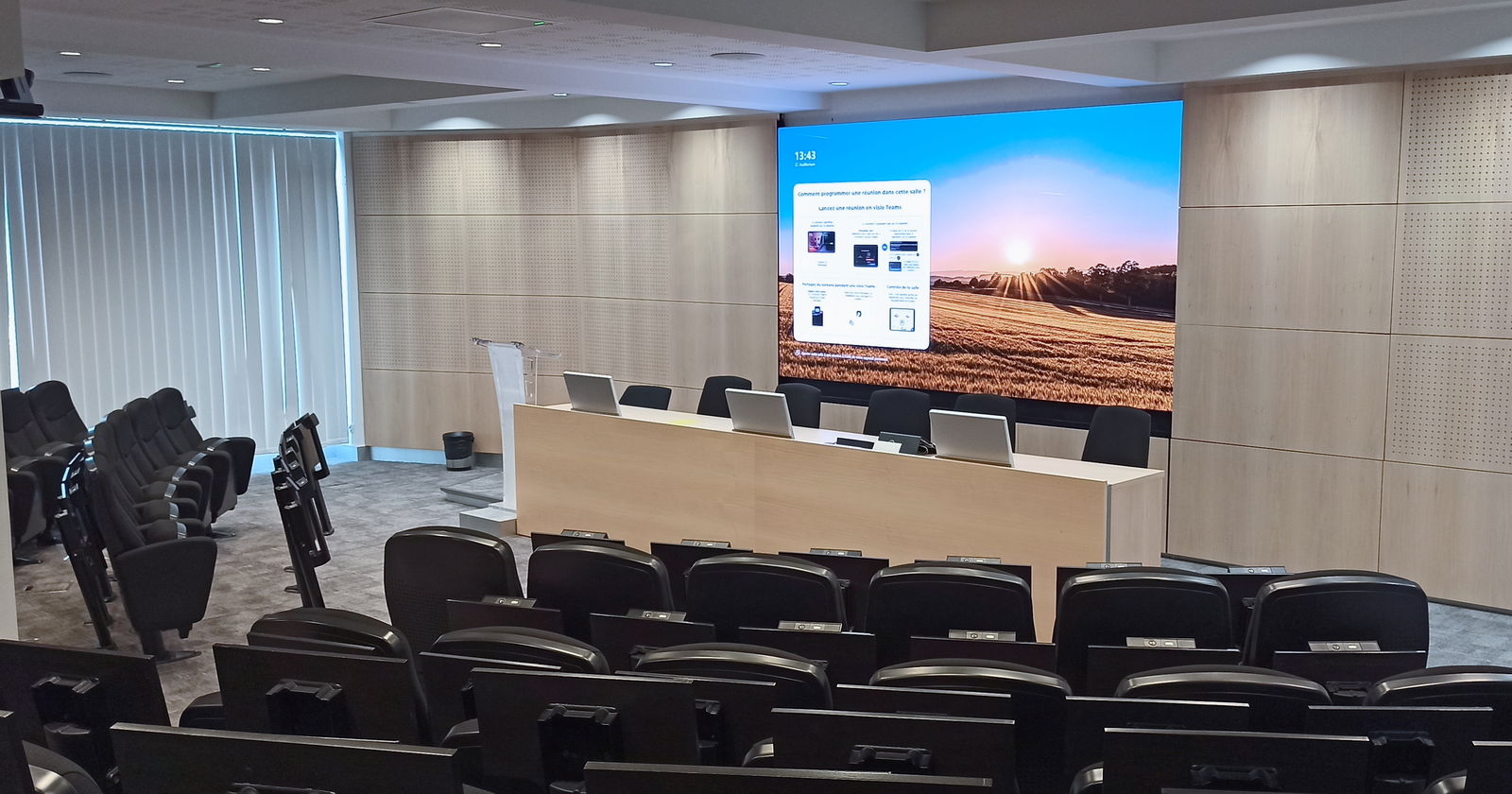 L'image représente "Un auditorium de 80 places repensé pour des réunions modernes et collaboratives" par Wipple - Vous allez aimer vos salles de réunion.
