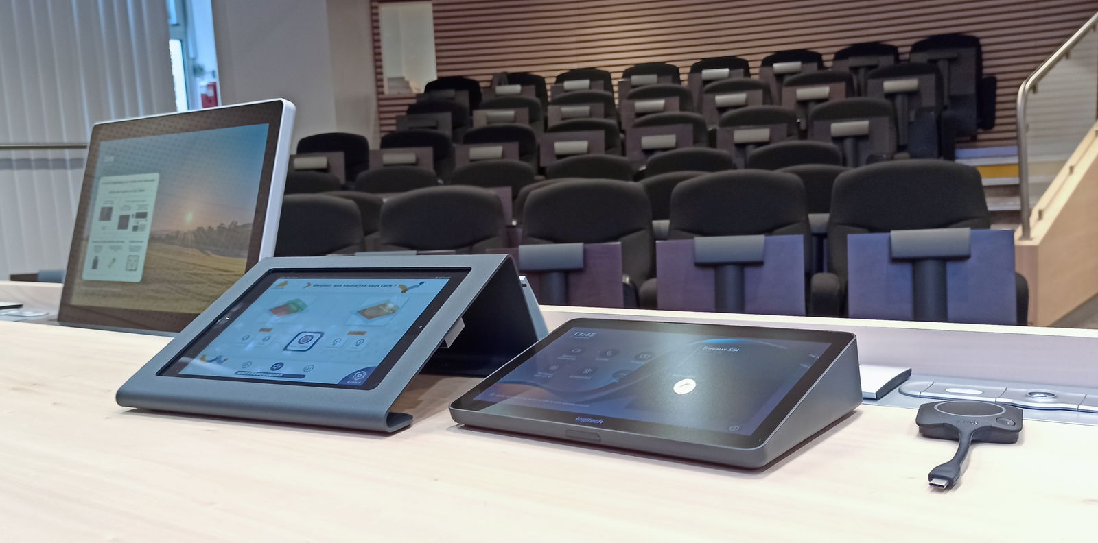 L'image représente "Un auditorium de 80 places repensé pour des réunions modernes et collaboratives" par Wipple - Vous allez aimer vos salles de réunion.