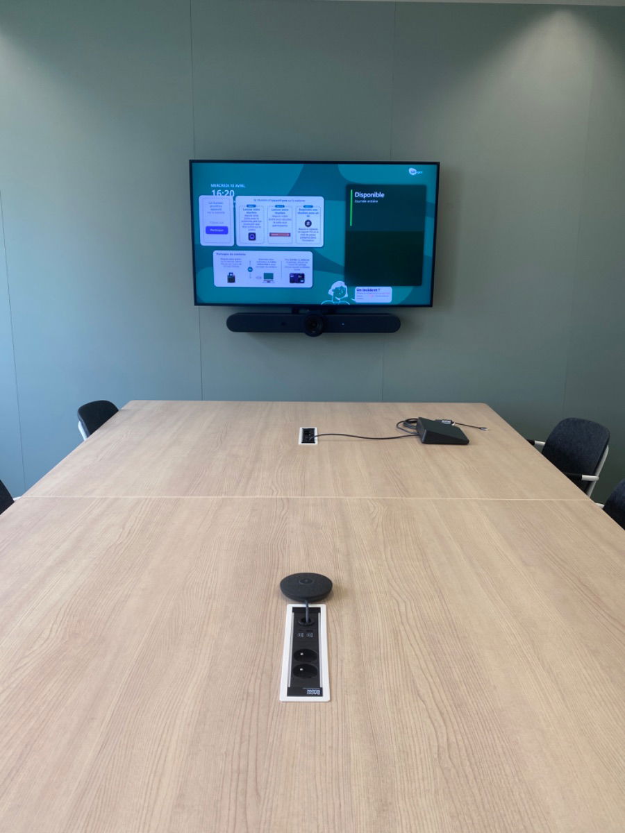 L'image représente "GRT Gaz : Aménagement de salles de réunion et espaces modulables avec Microsoft Teams Room" par Wipple - Vous allez aimer vos salles de réunion.