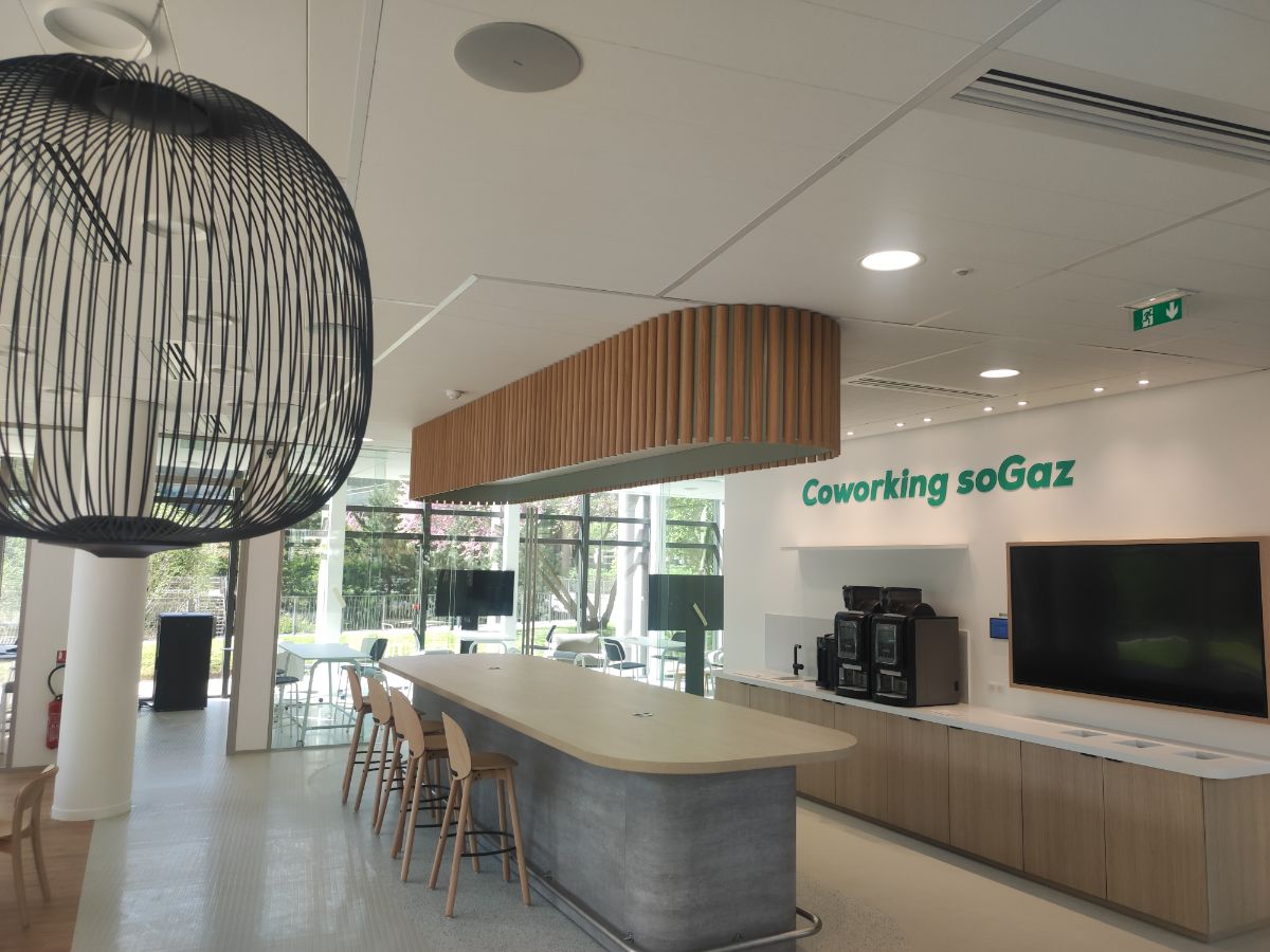 L'image représente "GRT Gaz modernise ses espaces de réunion avec Microsoft Teams et Samsung" par Wipple - Vous allez aimer vos salles de réunion.