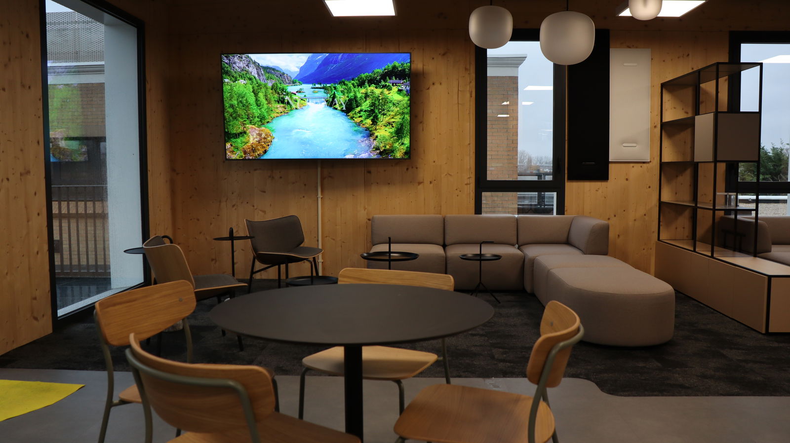 L'image représente "Espaces de réunion et divertissement : Habitat du Nord transforme ses environnements de travail" par Wipple - Vous allez aimer vos salles de réunion.