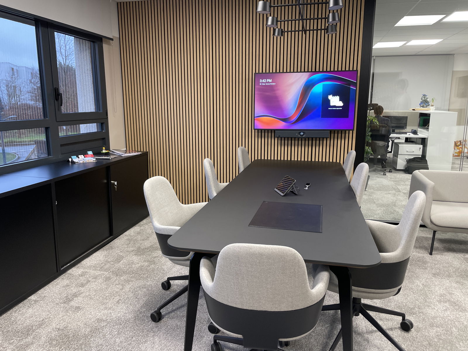 L'image représente "Une transformation digitale sur 8 étages : Habitat du Nord adopte Microsoft Teams Room" par Wipple - Vous allez aimer vos salles de réunion.