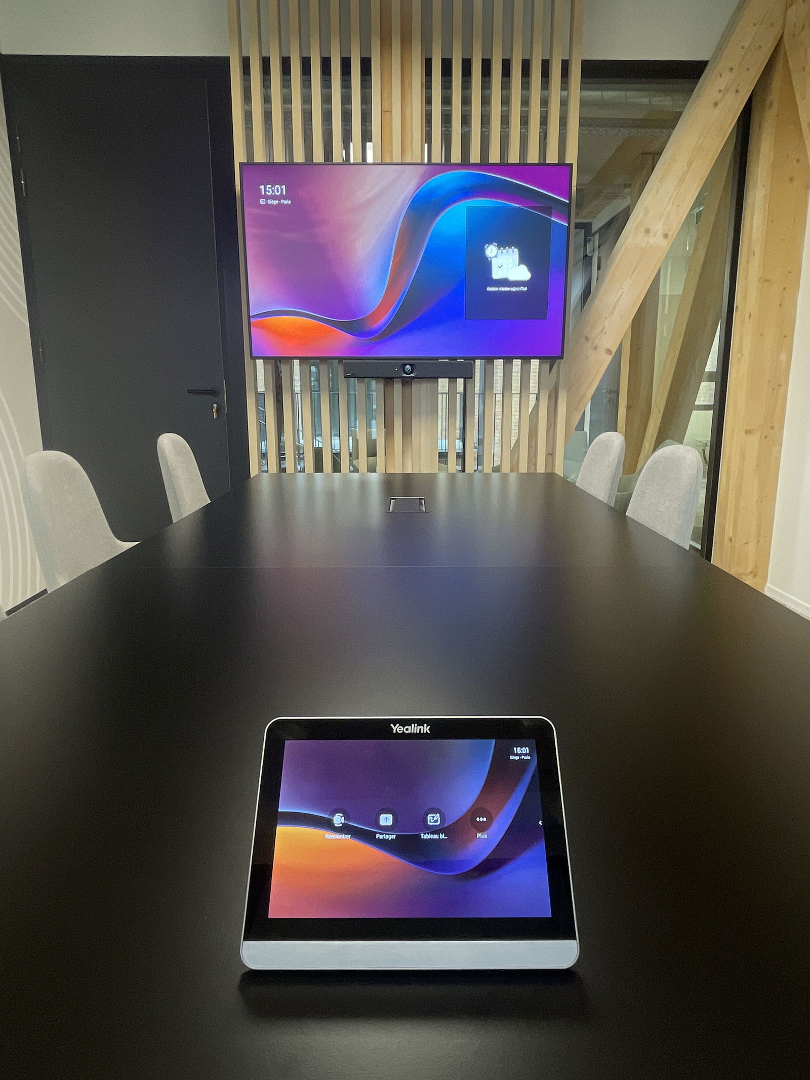 L'image représente "Une transformation digitale sur 8 étages : Habitat du Nord adopte Microsoft Teams Room" par Wipple - Vous allez aimer vos salles de réunion.