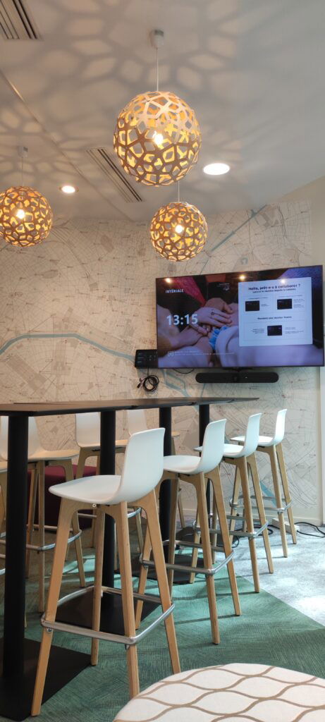 L'image représente "Aménagement high-tech chez Intériale : Des salles de réunion et d’innovation avec Microsoft Teams" par Wipple - Vous allez aimer vos salles de réunion.