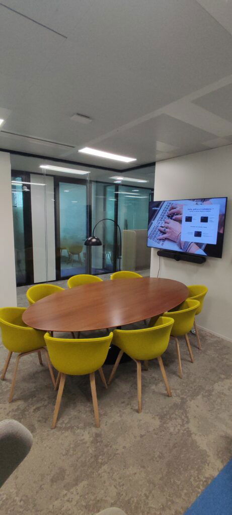 L'image représente "Aménagement high-tech chez Intériale : Des salles de réunion et d’innovation avec Microsoft Teams" par Wipple - Vous allez aimer vos salles de réunion.