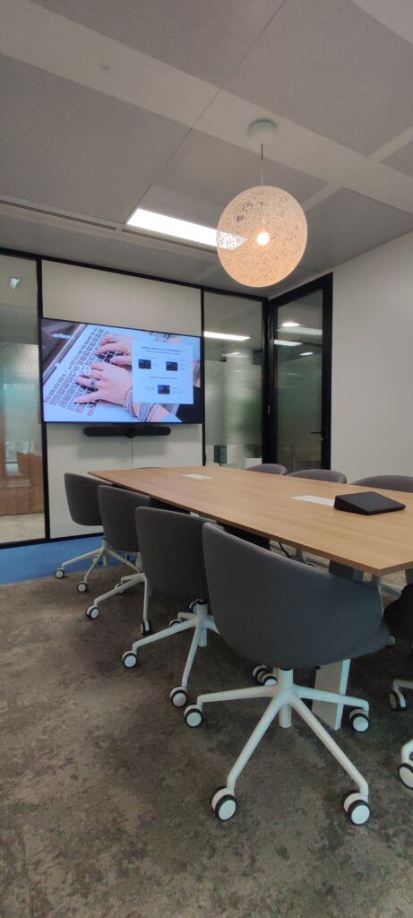 L'image représente "Aménagement high-tech chez Intériale : Des salles de réunion et d’innovation avec Microsoft Teams" par Wipple - Vous allez aimer vos salles de réunion.