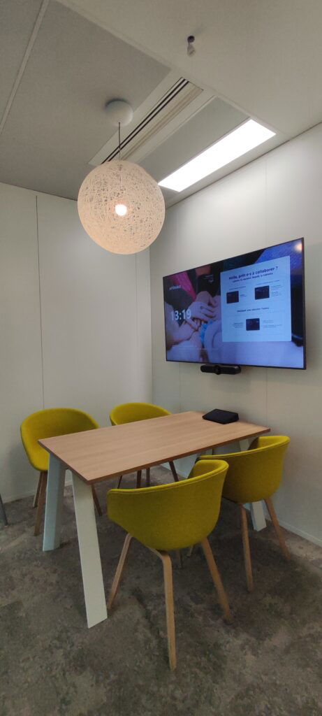 L'image représente "Aménagement high-tech chez Intériale : Des salles de réunion et d’innovation avec Microsoft Teams" par Wipple - Vous allez aimer vos salles de réunion.