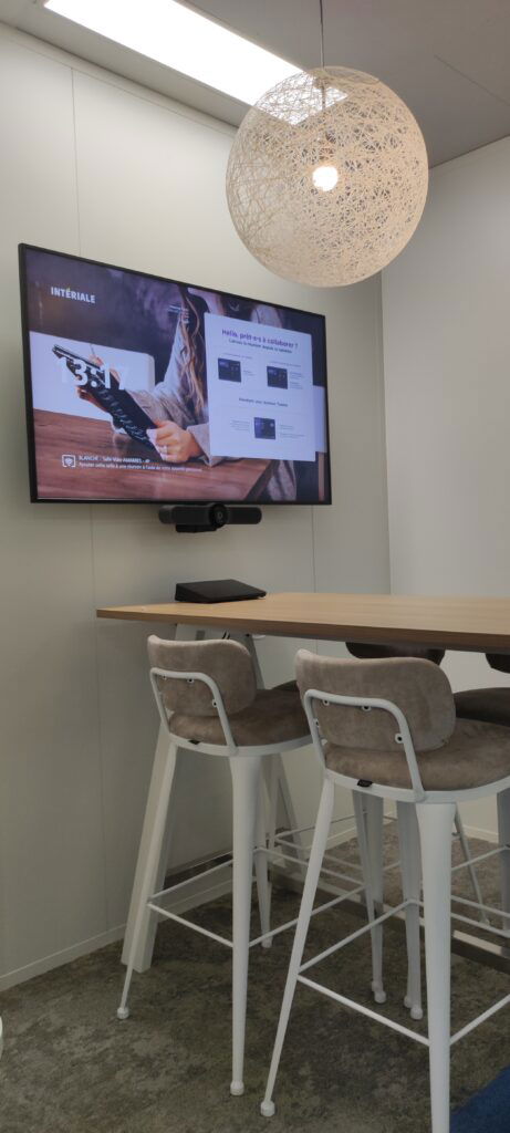L'image représente "Aménagement high-tech chez Intériale : Des salles de réunion et d’innovation avec Microsoft Teams" par Wipple - Vous allez aimer vos salles de réunion.