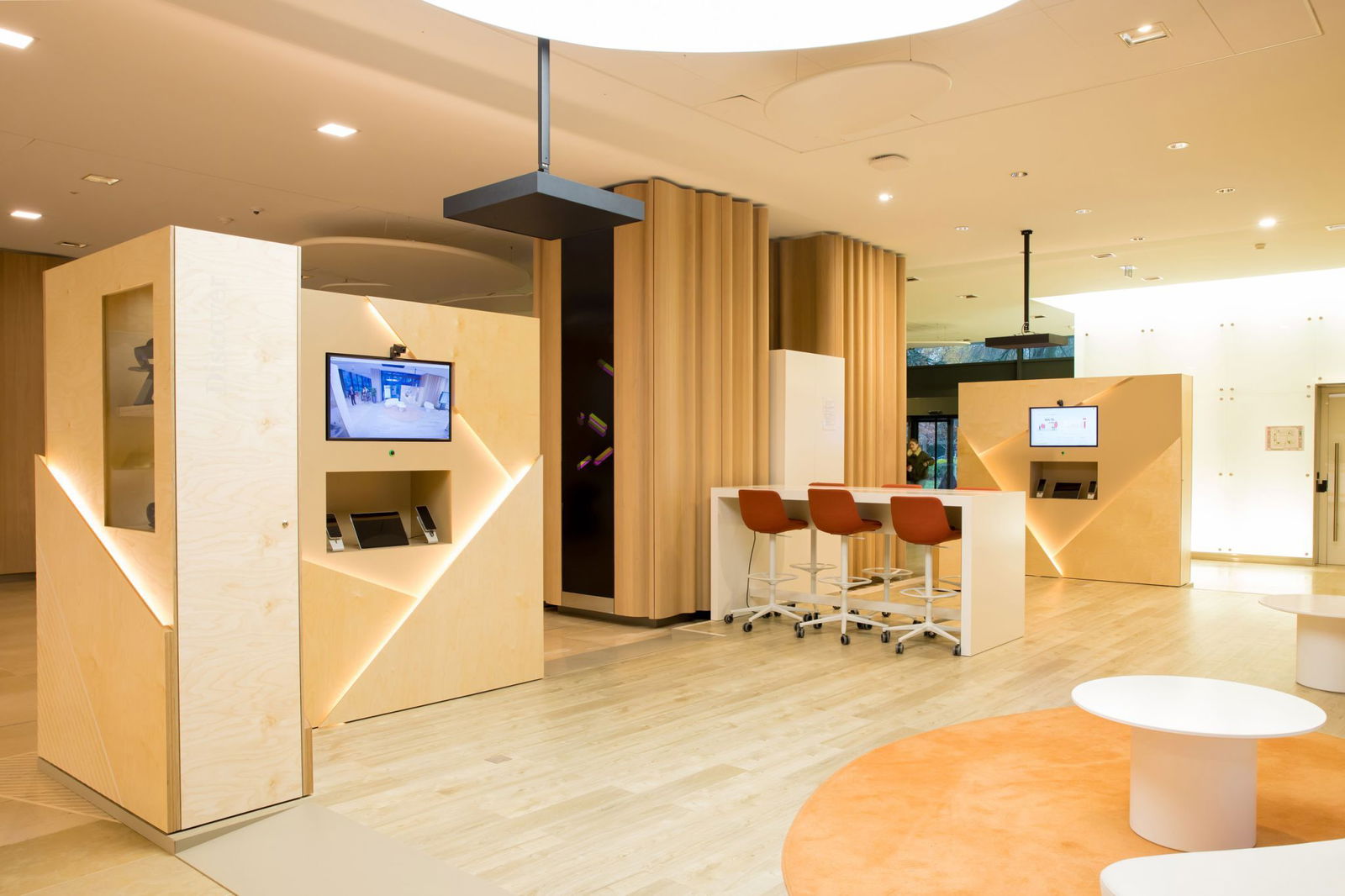 L'image représente "Immersion et technologie : PwC transforme ses locaux en un espace interactif et multi-usages" par Wipple - Vous allez aimer vos salles de réunion.