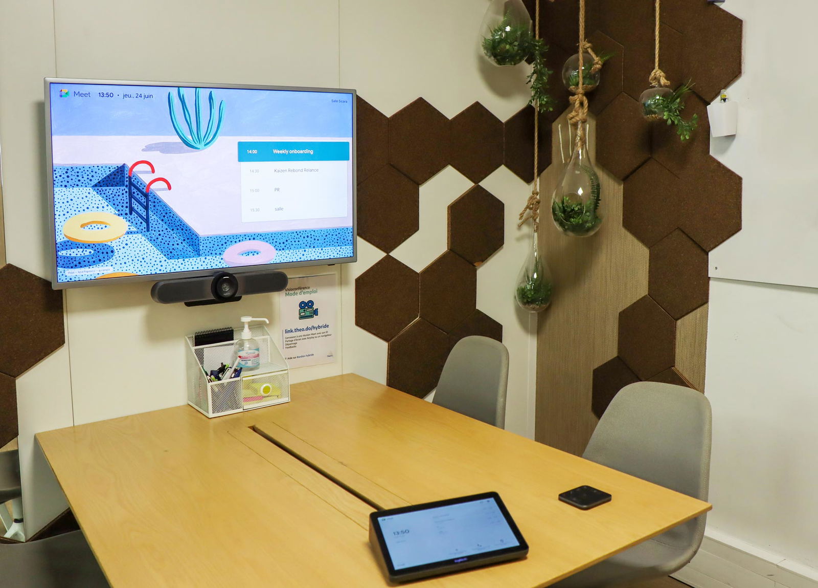 L'image représente "Théodo modernise sa salle du conseil avec des solutions Google Meet et Logitech" par Wipple - Vous allez aimer vos salles de réunion.