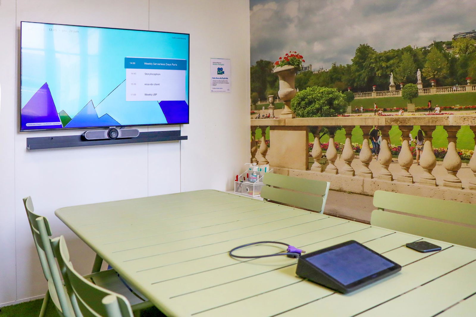 L'image représente "Théodo modernise sa salle du conseil avec des solutions Google Meet et Logitech" par Wipple - Vous allez aimer vos salles de réunion.