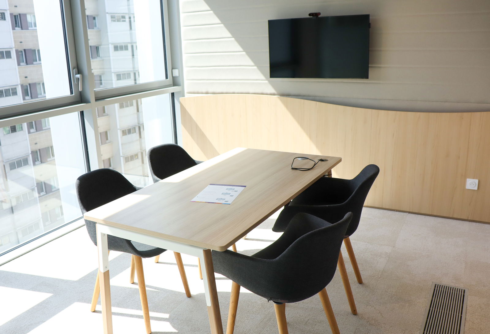 L'image représente "Un projet ambitieux : le Groupe Vyv transforme 33 salles avec des solutions collaboratives avancées" par Wipple - Vous allez aimer vos salles de réunion.