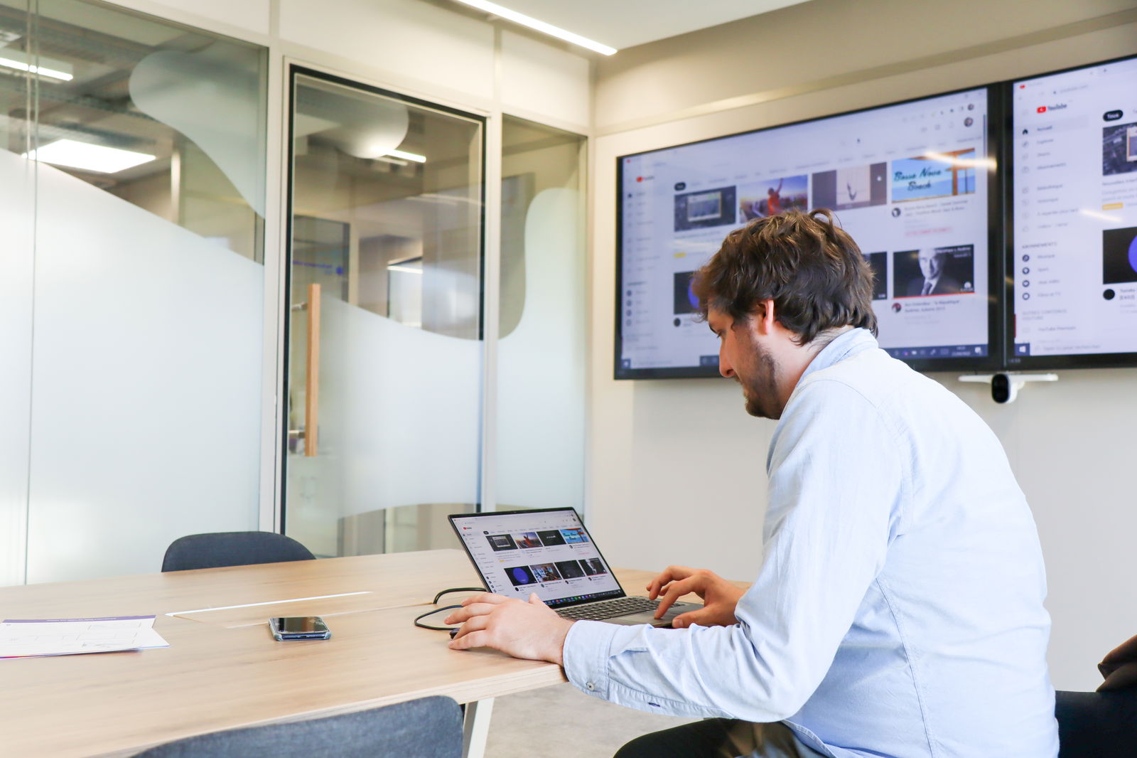 L'image représente "Un projet ambitieux : le Groupe Vyv transforme 33 salles avec des solutions collaboratives avancées" par Wipple - Vous allez aimer vos salles de réunion.