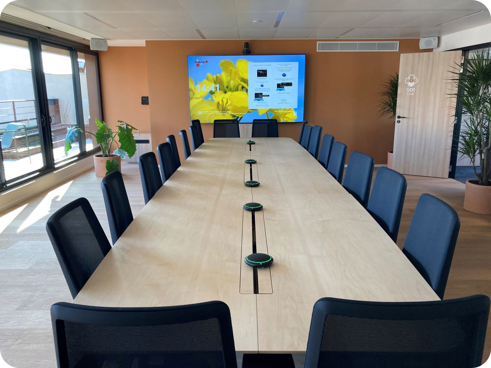 L'image représente "Des réunions fluides et connectées : le Groupe Avril mise sur Microsoft Teams Room" par Wipple - Vous allez aimer vos salles de réunion.