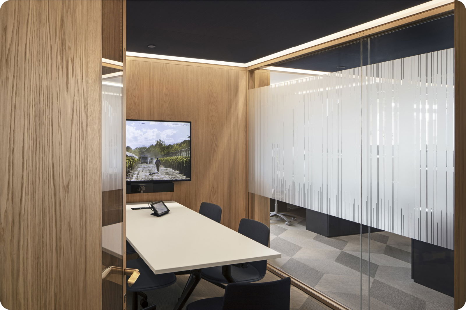 L'image représente "Moët Hennessy : Des salles de réunion Zoom Rooms sur mesure pour une collaboration optimale" par Wipple - Vous allez aimer vos salles de réunion.
