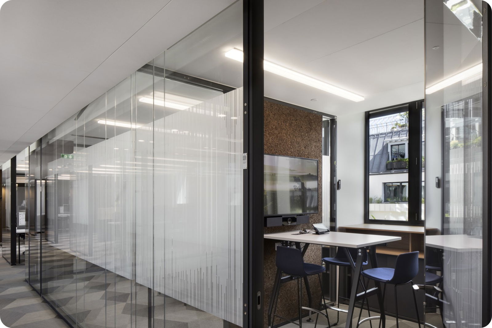 L'image représente "Moët Hennessy : Des salles de réunion Zoom Rooms sur mesure pour une collaboration optimale" par Wipple - Vous allez aimer vos salles de réunion.