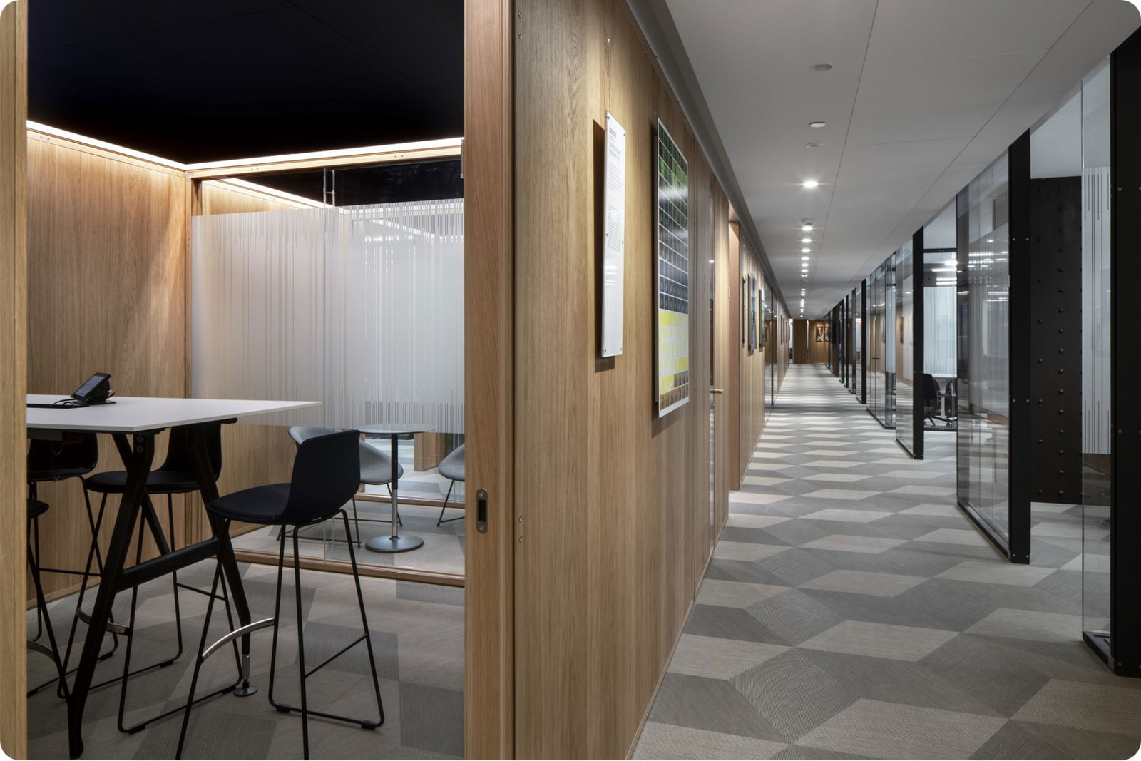 L'image représente "Moët Hennessy : Des salles de réunion Zoom Rooms sur mesure pour une collaboration optimale" par Wipple - Vous allez aimer vos salles de réunion.