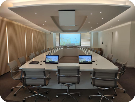 L'image représente "Une salle du conseil innovante avec Microsoft Teams Room et des solutions sur mesure" par Wipple - Vous allez aimer vos salles de réunion.