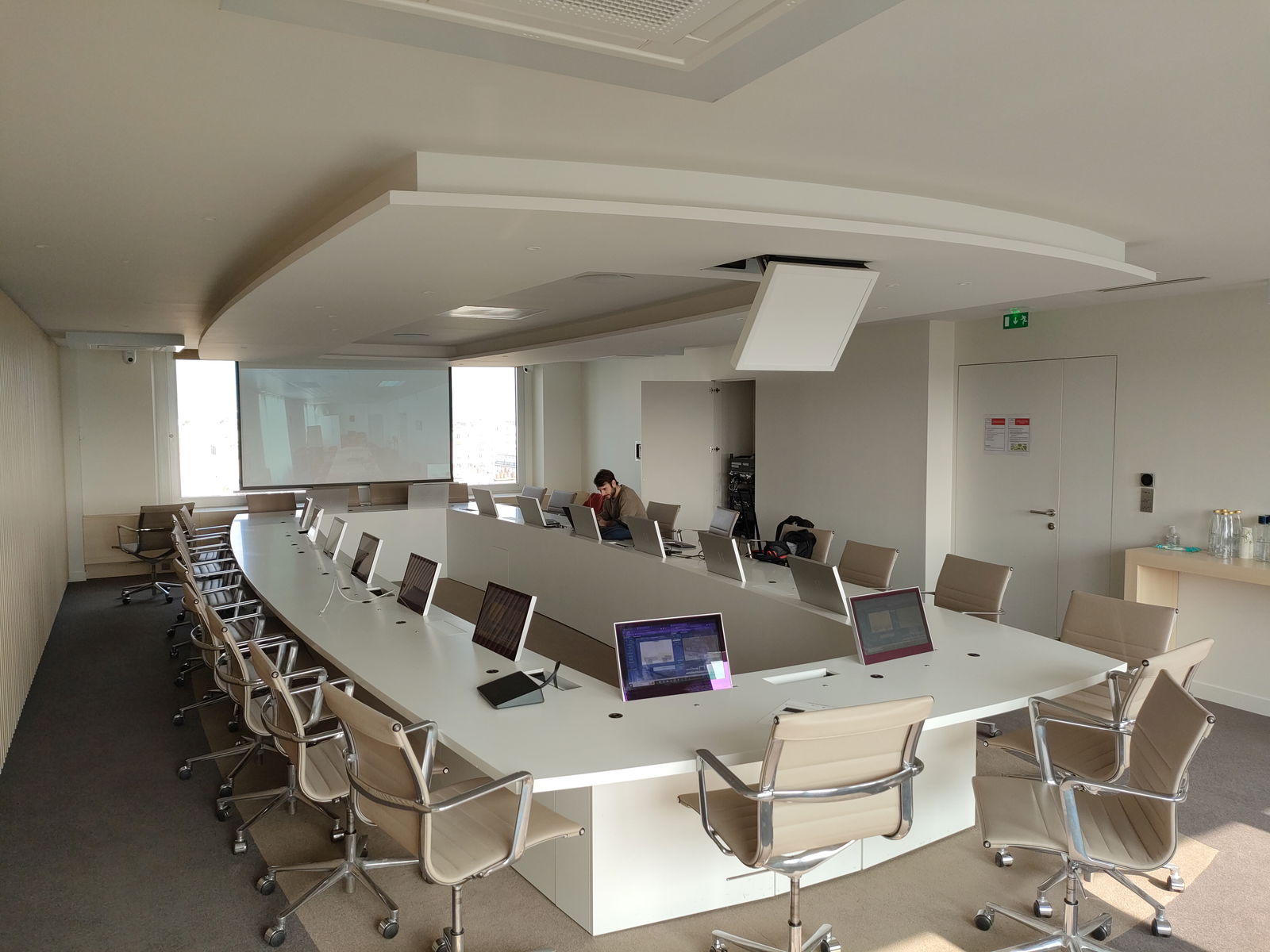 L'image représente "Une salle du conseil innovante avec Microsoft Teams Room et des solutions sur mesure" par Wipple - Vous allez aimer vos salles de réunion.