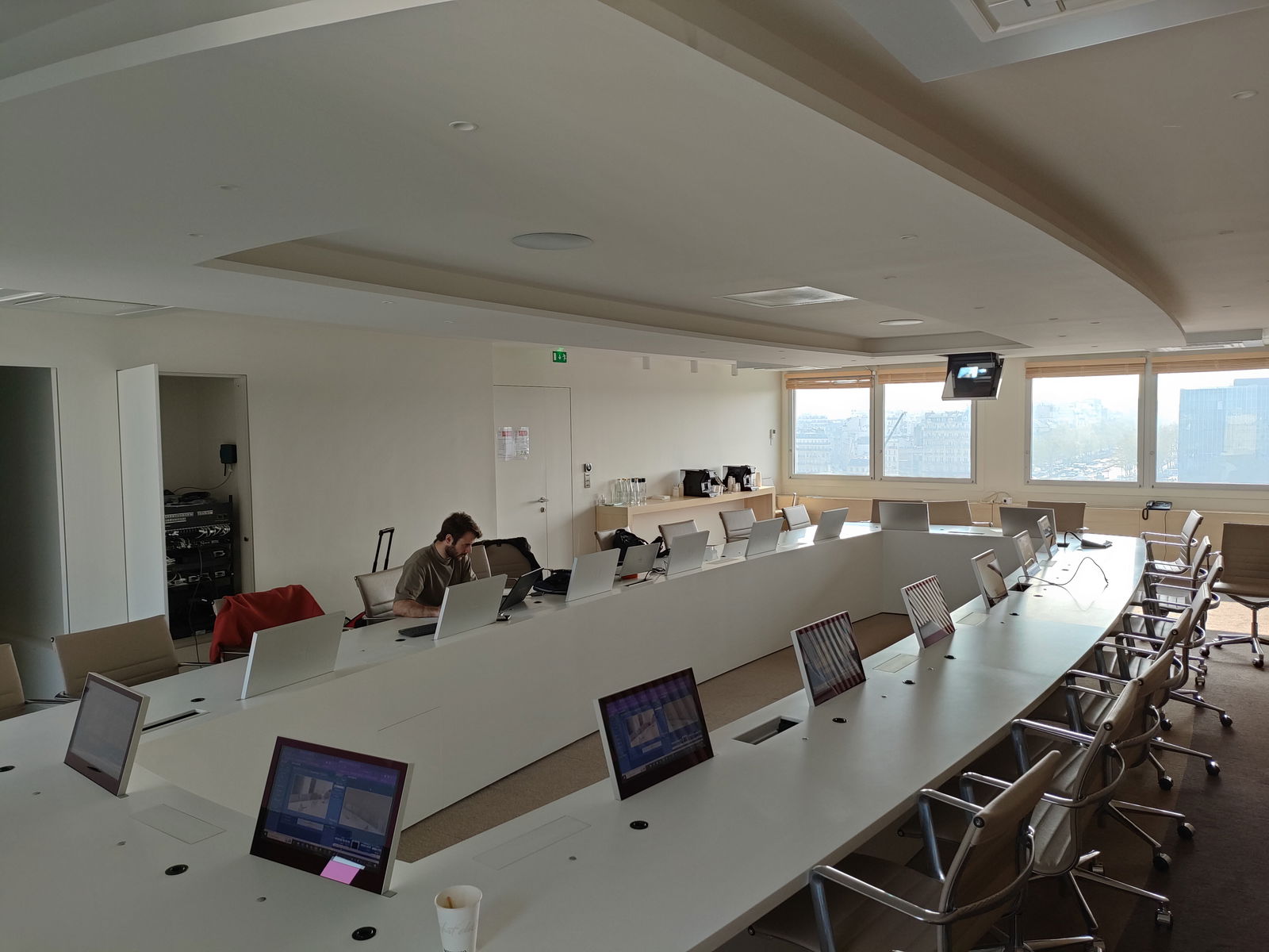 L'image représente "Une salle du conseil innovante avec Microsoft Teams Room et des solutions sur mesure" par Wipple - Vous allez aimer vos salles de réunion.