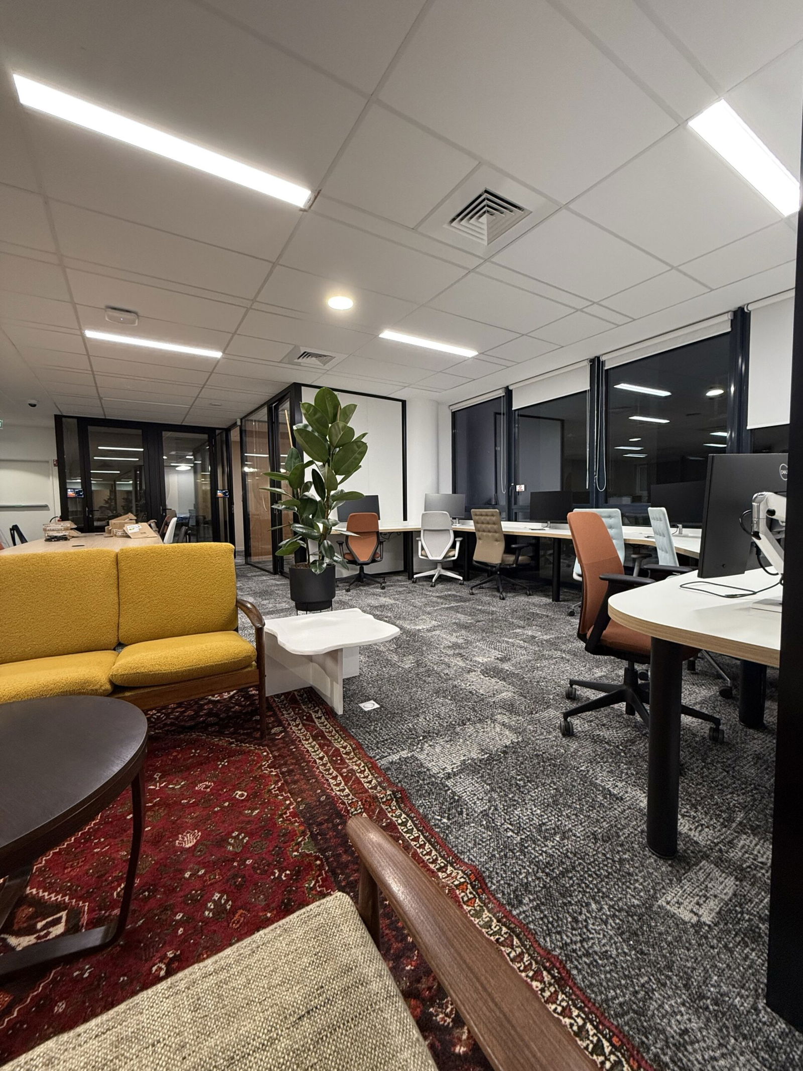 L'image représente "Wavestone à Marseille : un nouveau chapitre pour des espaces collaboratifs innovants" par Wipple - Vous allez aimer vos salles de réunion.