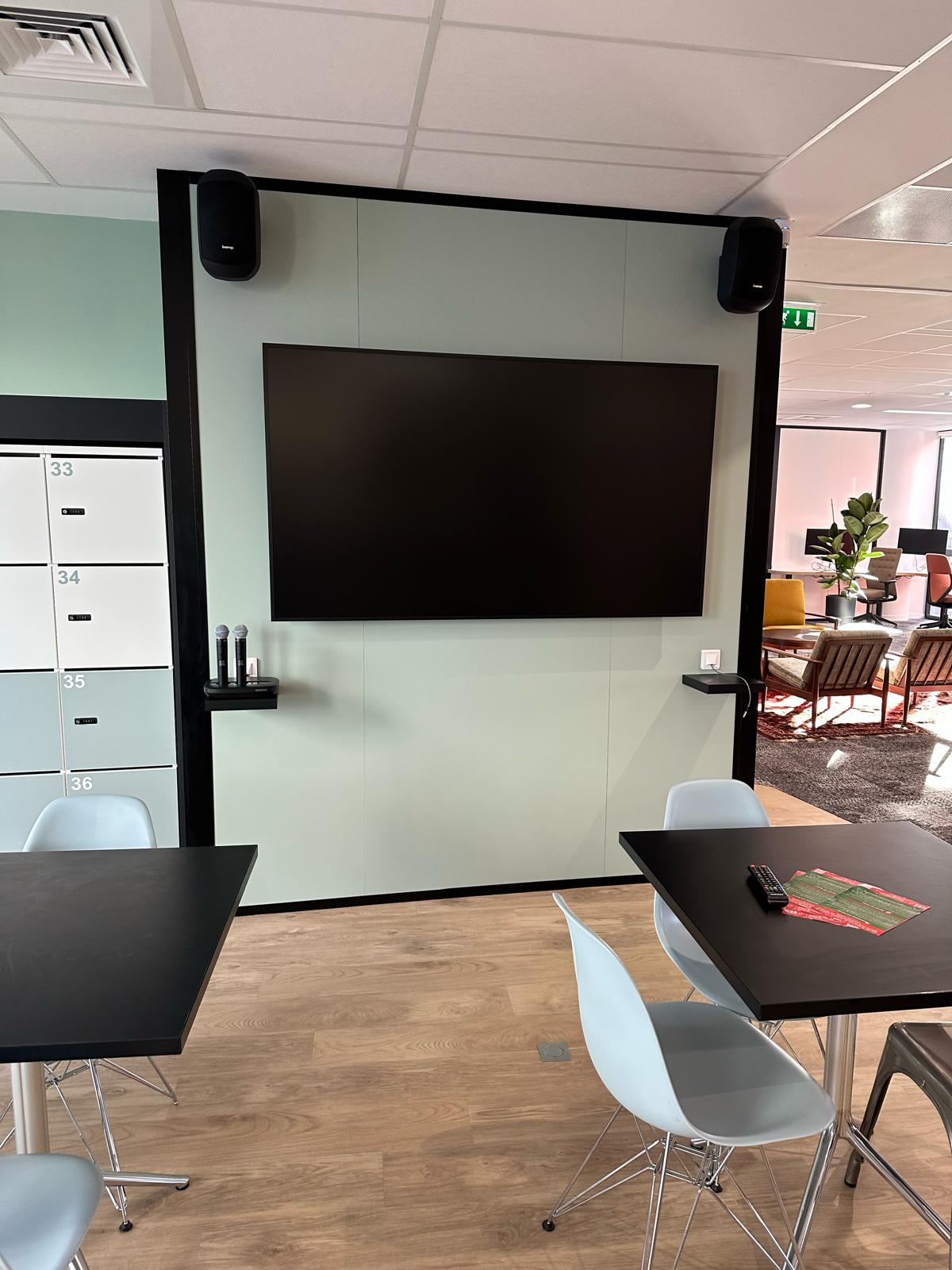 L'image représente "Wavestone à Marseille : un nouveau chapitre pour des espaces collaboratifs innovants" par Wipple - Vous allez aimer vos salles de réunion.