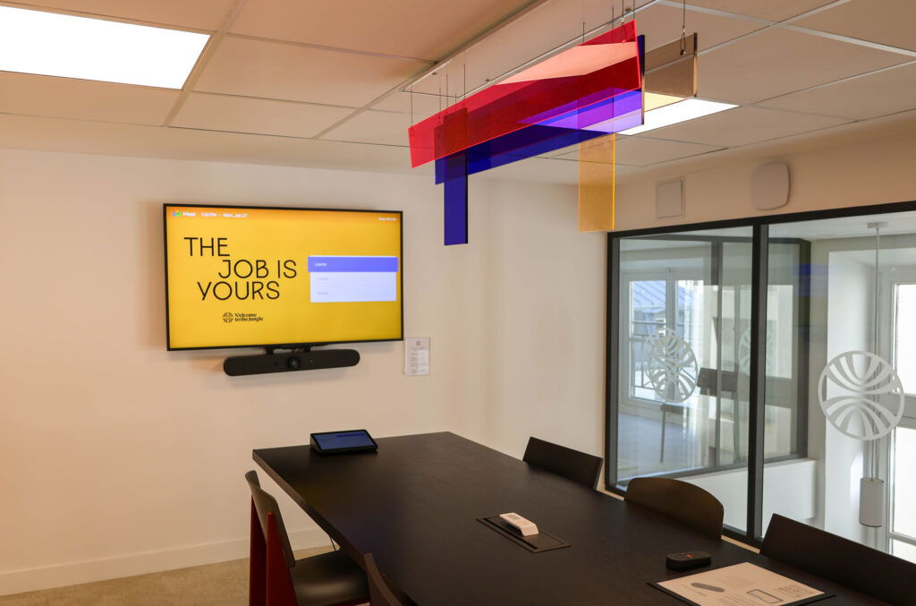 L'image représente "Welcome to the Jungle : Un espace de travail réinventé pour le mode hybride" par Wipple - Vous allez aimer vos salles de réunion.