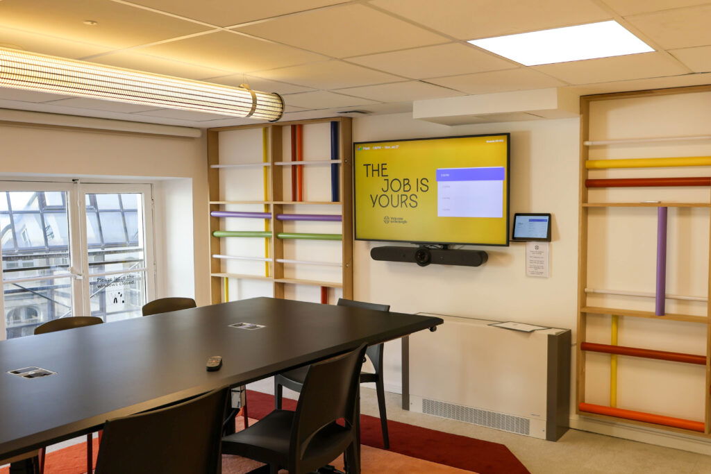 L'image représente "Welcome to the Jungle : Un espace de travail réinventé pour le mode hybride" par Wipple - Vous allez aimer vos salles de réunion.