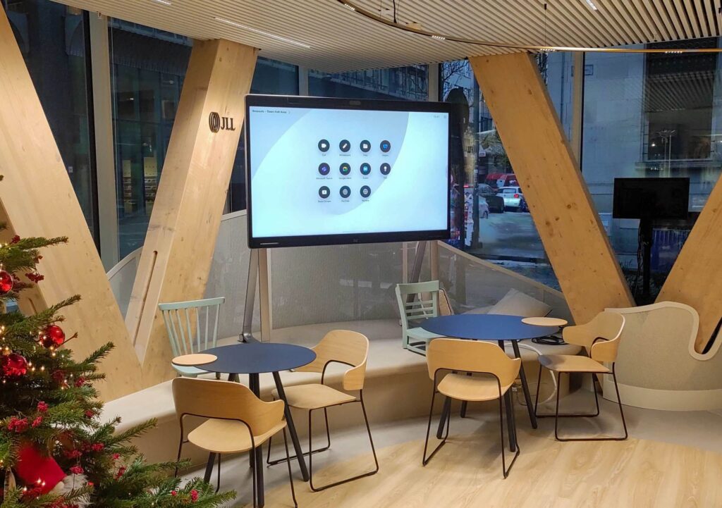 L'image représente "JLL Bruxelles : Un écosystème collaboratif optimisé avec Cisco et Wipple" par Wipple - Vous allez aimer vos salles de réunion.