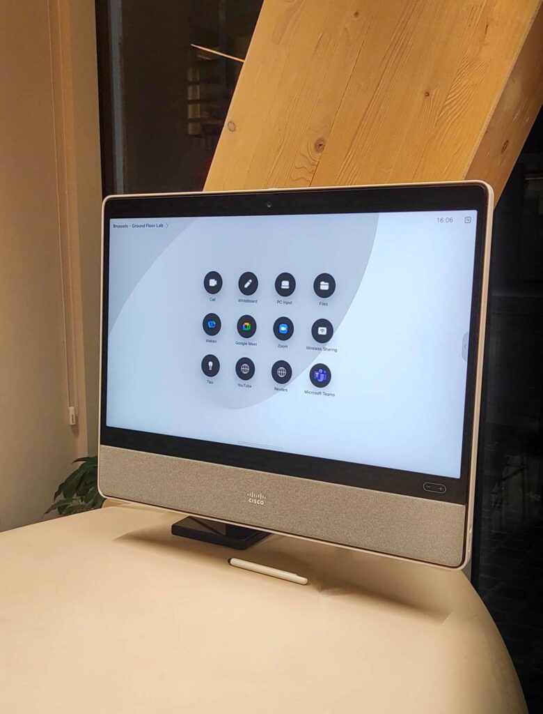 L'image représente "JLL Bruxelles : Un écosystème collaboratif optimisé avec Cisco et Wipple" par Wipple - Vous allez aimer vos salles de réunion.