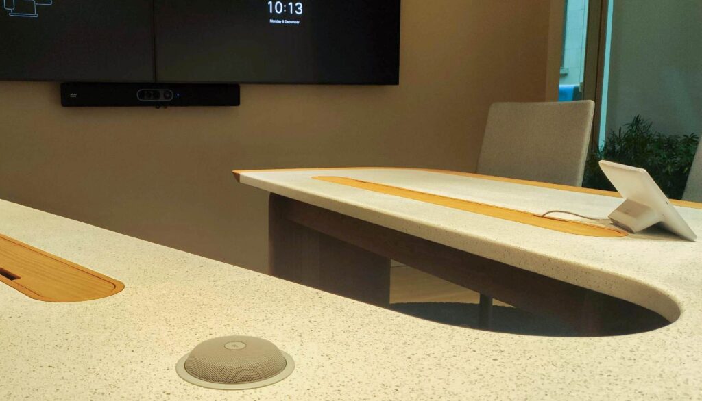 L'image représente "JLL Bruxelles : Un écosystème collaboratif optimisé avec Cisco et Wipple" par Wipple - Vous allez aimer vos salles de réunion.